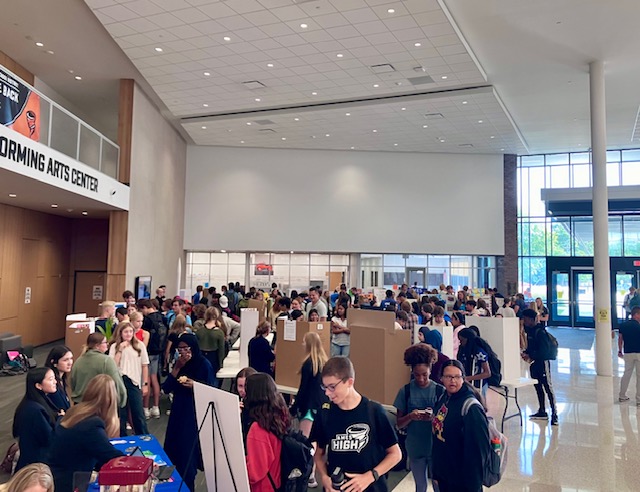 Students gather at the Club Fair to find one that interests them. Leaders encourage students to join their clubs with information trifolds. 